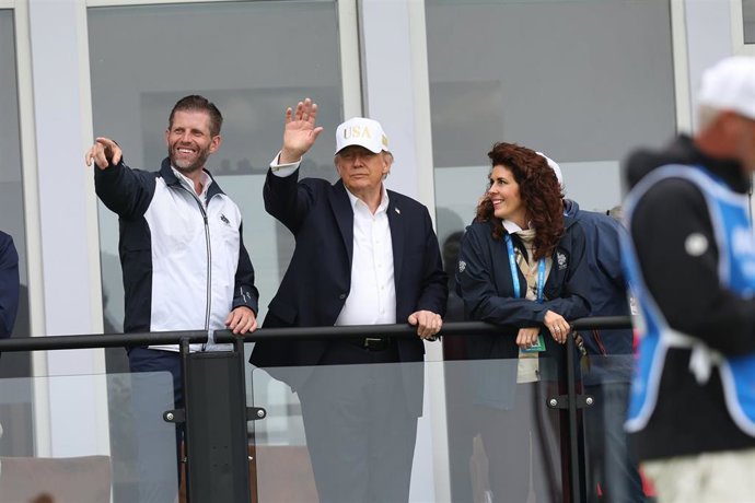 Donald Trump y su hijo Eric Trump en el Trump International Golf Links & Hotel de Doonbeg, Irlanda