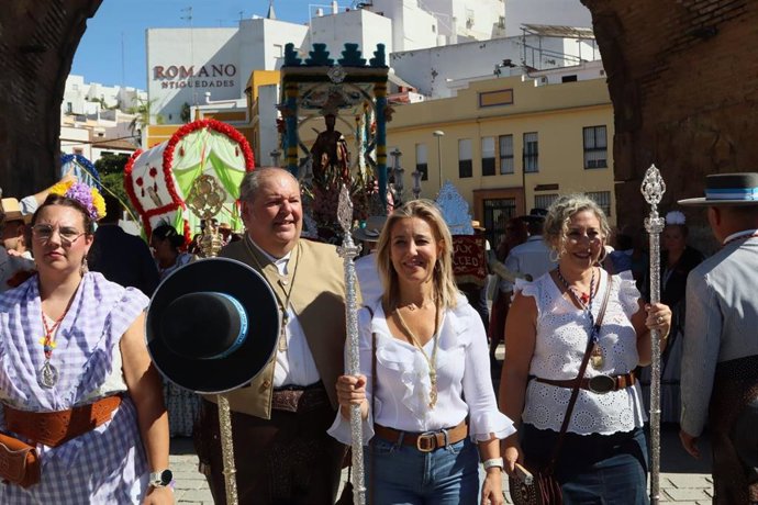 La alcaldesa de Alcalá de Guadaíra (Sevilla), Ana Isabel Jiménez, junto a la delegada de Fiestas Mayores, Rocío Bastida, en la romería en honor al patrón San Mateo.