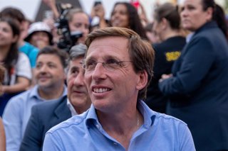 El alcalde de Madrid, José Luis Martínez-Almeida, junto al piloto Carlos Sainz, durante la presentación del monoplaza de Atlassian Williams F1 Team en la Plaza de Callao, a 8 de septiembre de 2026, en Madrid (España). El objetivo de la presentación ha sid