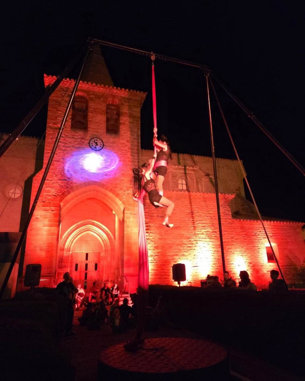 Acrobacia en Villanueva de Sijena en recuerdo de Miguel Servet.