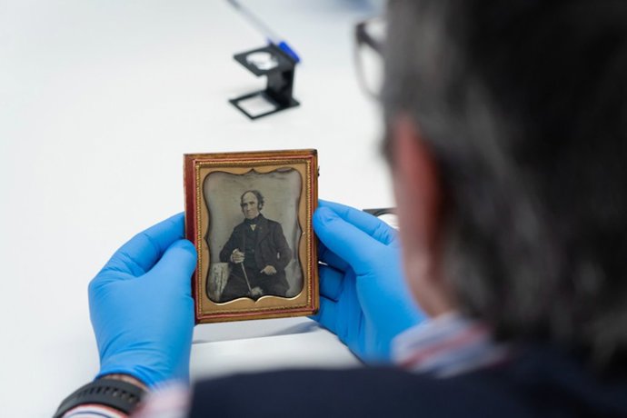 La Fundación Camino Lebaniego impulsa la conservación del patrimonio fotográfico con el taller 'Fotos Vivas'