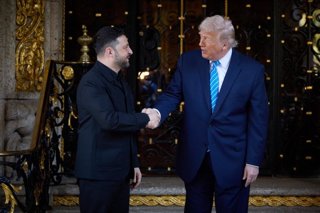 El presidente de Ucrania, Volodimir Zelenski, y el de Estados Unidos, Donald Trump en Mar-a-Lago, Florida.    REMITIDA / HANDOUT por PRESIDENCIA DE UCRANIA  28/12/2025
