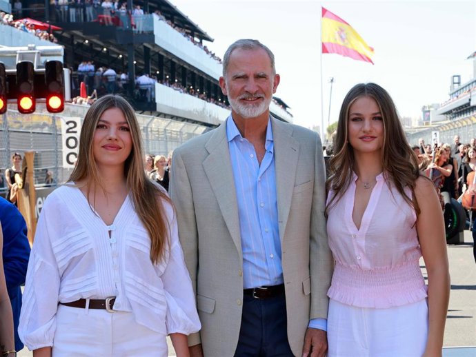 Archivo - El Rey Felipe VI, la Princesa Leonor y la Infanta Sofía asisten a la carrera del Gran Premio de España de Fórmula 1, en el circuito de Madring