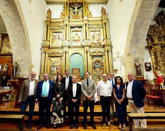 Inauguración de la restauracíon del retablo mayor de la Iglesia de San Pedro de Villagarcía de Campos (Valladolid)