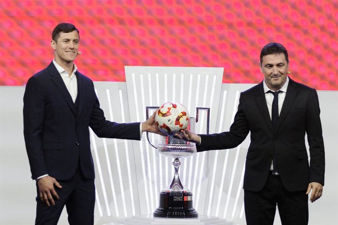 Archivo - Martin Mantovani and Braulio Vazquez pose for photo with the Copa del Rey trophy during the draw of round of 8 for Copa del Rey celebrated at Ciudad de futbol de Las Rozas in Madrid on January 20, 2025, in Las Rozas, Spain.
