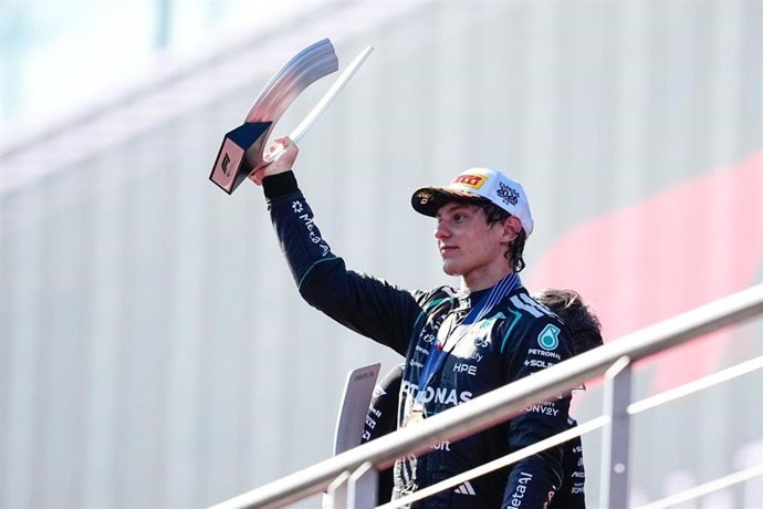 El piloto italiano de F1 Kimi Antonelli (Mercedes), con el trofeo de ganador del GP de España 2026.