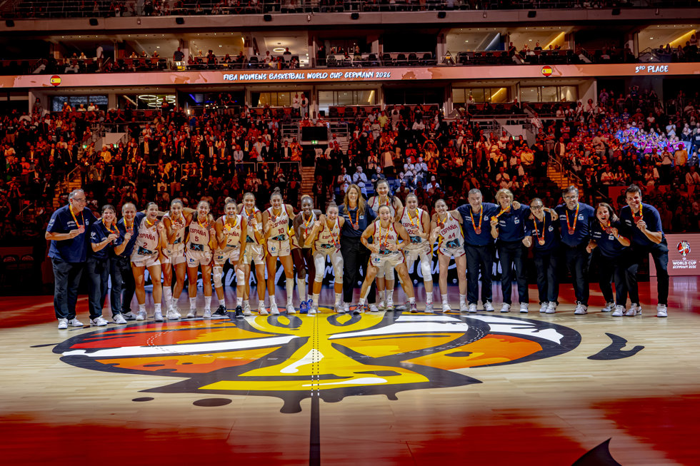 Las jugadoras y cuerpo técnico de la selección femenina de baloncesto con su medalla de bronce en el Mundial 2026