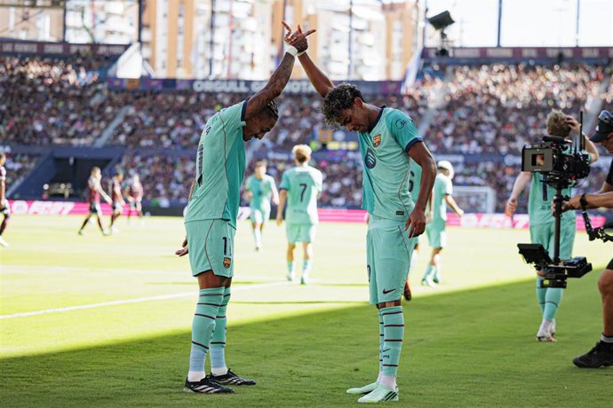 Lamine Yamal y Raphinha celebran el 0-2 en el Levante UD-FC Barcelona de LaLiga EA Sports 26-27