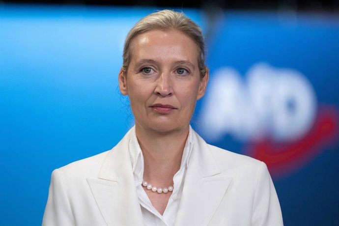 Archivo - Arquivo - 5 de julho de 2026, Turíngia, Erfurt: Alice Weidel, copresidente do partido Alternativa para a Alemanha e colíder de seu grupo parlamentar no Bundestag, está em um estúdio de televisão durante a convenção nacional do partido Alternativ