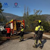 Bomberos de Málaga movilizan 13 efectivos y 6 vehículos para proteger viviendas cercanas al incendio de Benahavís