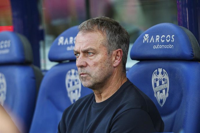 Hansi Flick en el banquillo del Ciutat de València