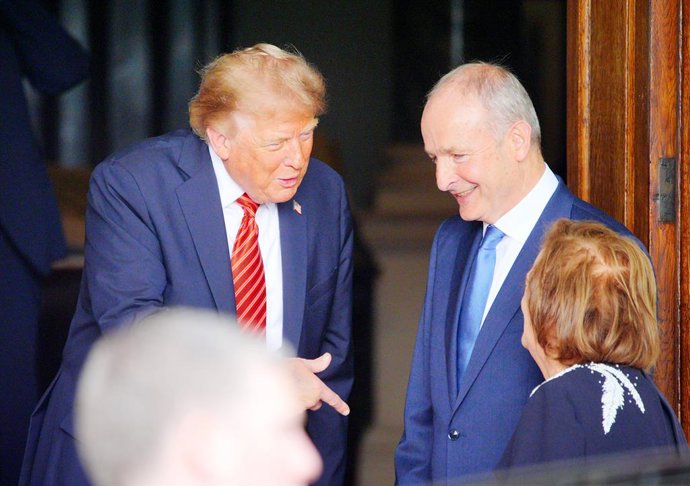 12 de setembro de 2026, Irlanda, Dublin: O primeiro-ministro Micheal Martin e sua esposa, Mary O'Shea, se despedem do presidente dos EUA, Donald Trump, ao deixar a Farmleigh House, durante sua viagem à Irlanda. Foto: Ben Birchall/PA Wire/dpa