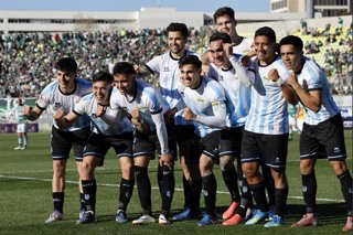 Futbol, Santiago Wanderers vs Magallanes. El jugador de Magallanes, Santiago Wanderers Bruno Liuzzi celebra con sus companeros después de convertir un gol durante el partido por la Liga de Ascenso 2026 disputado en el estadio Elias Figueroa de