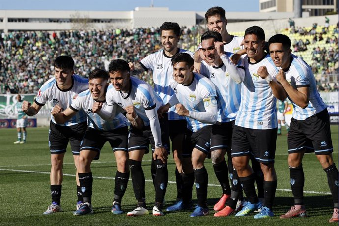 Futbol, Santiago Wanderers vs Magallanes. El jugador de Magallanes, Santiago Wanderers Bruno Liuzzi celebra con sus companeros después de convertir un gol durante el partido por la Liga de Ascenso 2026 disputado en el estadio Elias Figueroa de