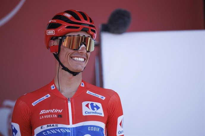 El ciclista español Enric Mas con el maillot rojo de La Vuelta 2026