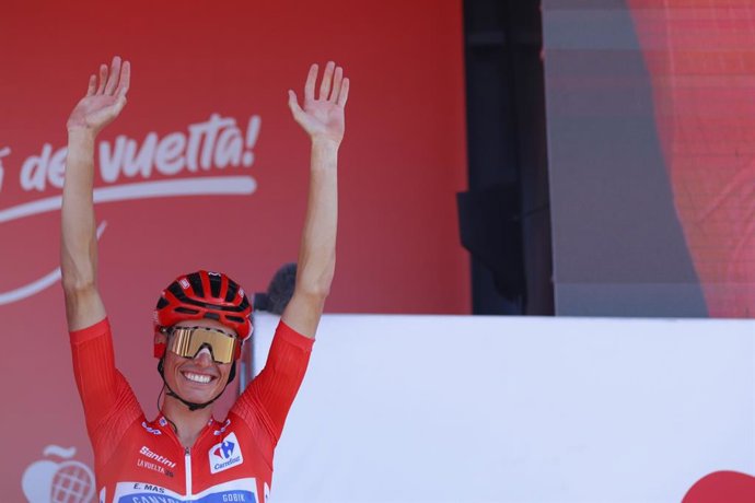 Imagen del ciclista español, Enric Mas, al inicio de la etapa final de La Vuelta ciclista a España 2026. A 13 de septiembre de 2026 en Granada (Andalucía, España)