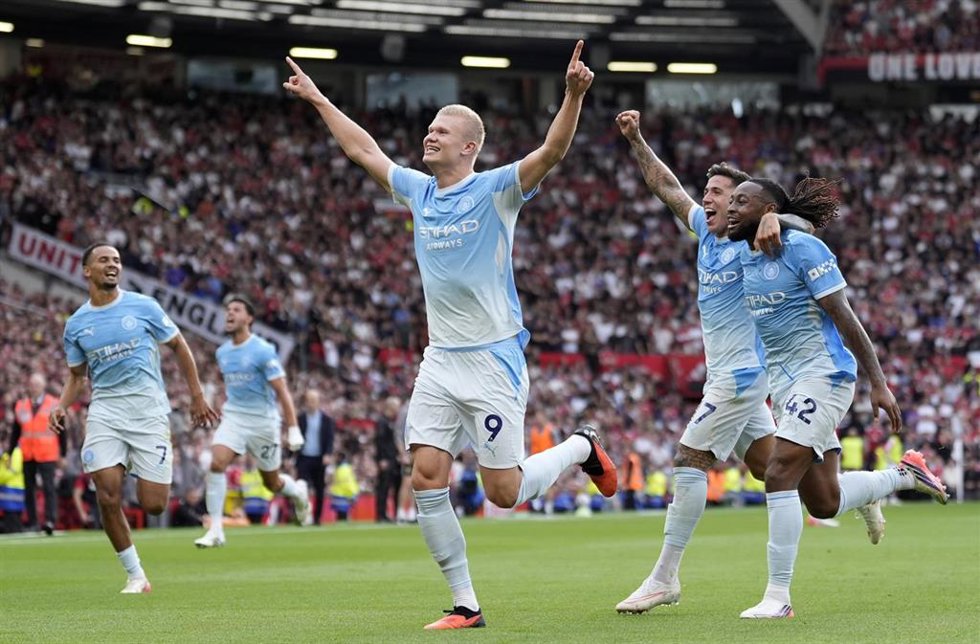 Erling Haaland celebra su gol en el derbi entre el Manchester City y el Manchester United de la Premier League 2026-2027