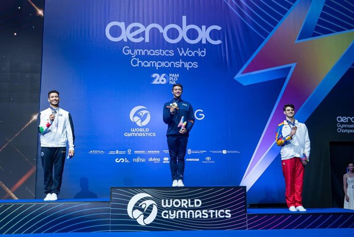 Miquel Mañé en el podio con su medalla de oro de campeón del mundo de gimnasia aeróbica
