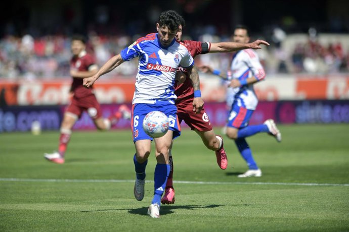 Futbol, Deportes La Serena vs Universidad de Chile. Fecha 23, Liga de primera 2026. El jugador de Universidad de Chile Nicolas Fernandez, centro, disputa el balon contra Angelo Henriquez de Deportes La Serena durante un partido de la liga de primera