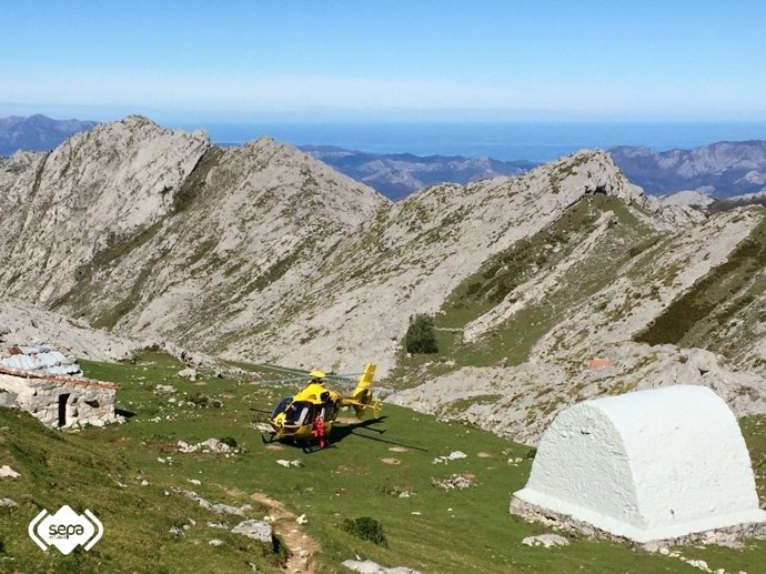 Archivo - El Grupo de Rescate de Bomberos del Servicio de Emergencias del Principado de Asturias (SEPA), a bordo del helicóptero medicalizado del organismo autónomo.