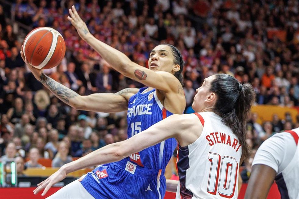 Breanna Stewart defiende a Gabby Williams en la final Estados Unidos-Francia del Mundial 2026