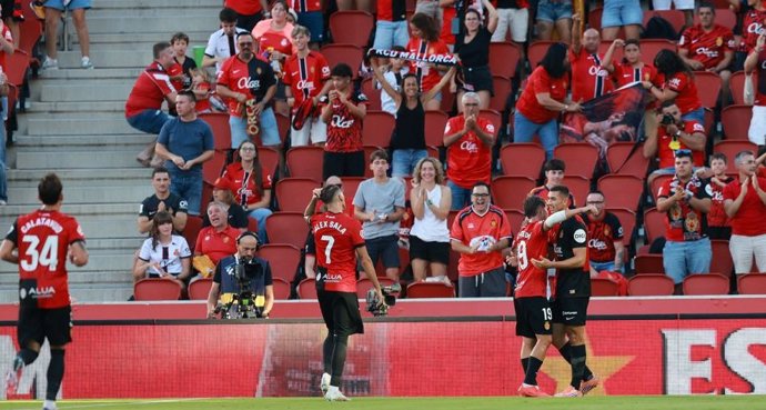 Los jugadorres del RCD Mallorca celebran uno de los goles de Adrián Fuentes ante el CE Sabadell en LaLiga Hypermotion 26-27