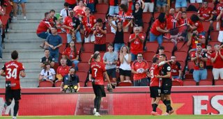 Los jugadorres del RCD Mallorca celebran uno de los goles de Adrián Fuentes ante el CE Sabadell en LaLiga Hypermotion 26-27