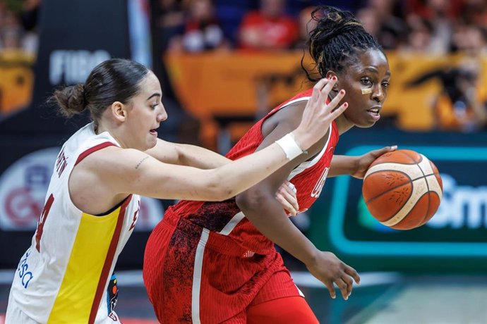 Iyana Martin presiona a Chelsea Gray durante el Estados Unidos-España del Mundial 2026