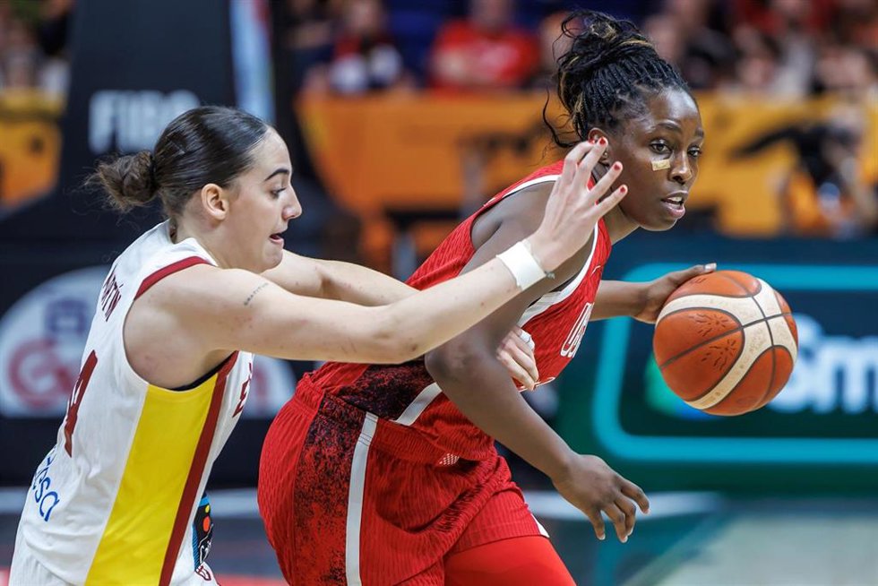 Iyana Martin presiona a Chelsea Gray durante el Estados Unidos-España del Mundial 2026