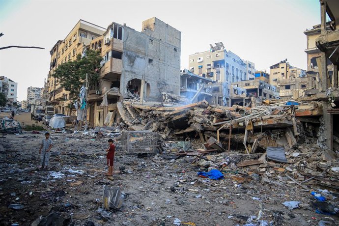 Archivo - July 30, 2026, Gaza, Palestine, State of: GAZA Gaza, PALESTINE - JULY 30, 2026: Palestinians inspect damaged homes following an Israeli airstrike that struck the Shamia family house overnight in Gaza City, causing extensive destruction to the ta