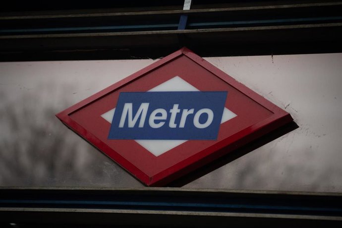 Archivo - Logotipo del Metro de Madrid, a 20 de diciembre de 2025, en Madrid (España).El logotipo actual de Metro de Madrid es un rombo rojo inclinado, con un rectángulo azul en su interior y la palabra “Metro” en letras blancas, sobre un fondo blanco. El