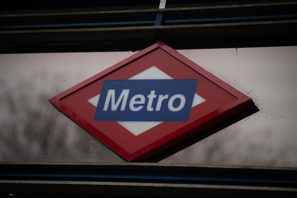 Archivo - Logotipo del Metro de Madrid, a 20 de diciembre de 2025, en Madrid (España).El logotipo actual de Metro de Madrid es un rombo rojo inclinado, con un rectángulo azul en su interior y la palabra “Metro” en letras blancas, sobre un fondo blanco. El