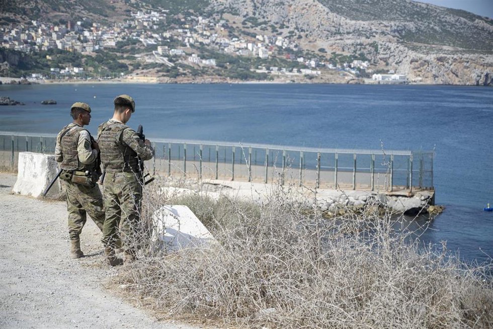 Dos militares vigilan la frontera entre España y Marruecos, a 8 de septiembre de 2026, en Ceuta (España). 