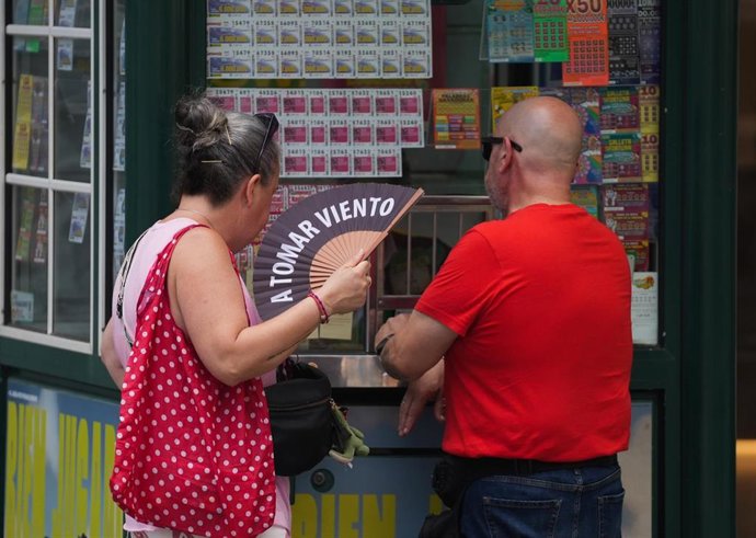 Una mujer con abanico durante una jornada de intenso calor. A 03 de septiembre de 2026, en Sevilla (Andalucía, España). 