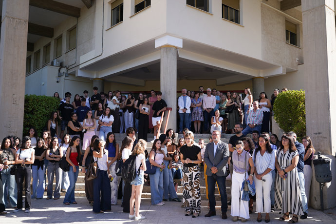 Participantes en el minuto de silencio convocado por la Universidad de Granada en memoria de la estudiante Claudia Tacoronte Aguilera, asesinada en México. A 14 de septiembre de 2026 en Granada (Andalucía, España).