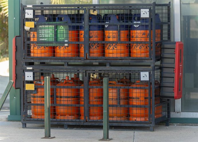 Archivo - Bombonas de butano en una gasolinera, a 16 de julio de 2024, en Madrid (España). El precio máximo de venta al público de la bombona de butano bajará un 5% a partir de hoy, hasta los 15,34 euros, con lo que encadenará su segunda revisión a la baj