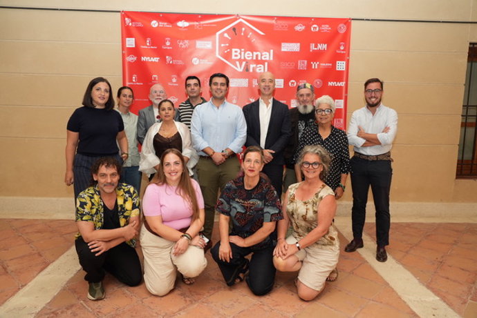 Posado De Directores De Bienales Con Representantes Politicos De Torrijos Y Toledo