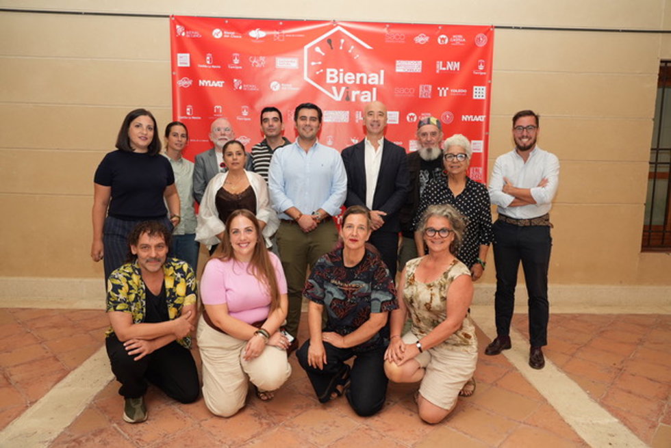 Posado De Directores De Bienales Con Representantes Politicos De Torrijos Y Toledo