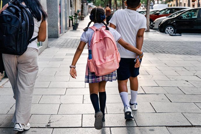 Un niño de camino a la escuela