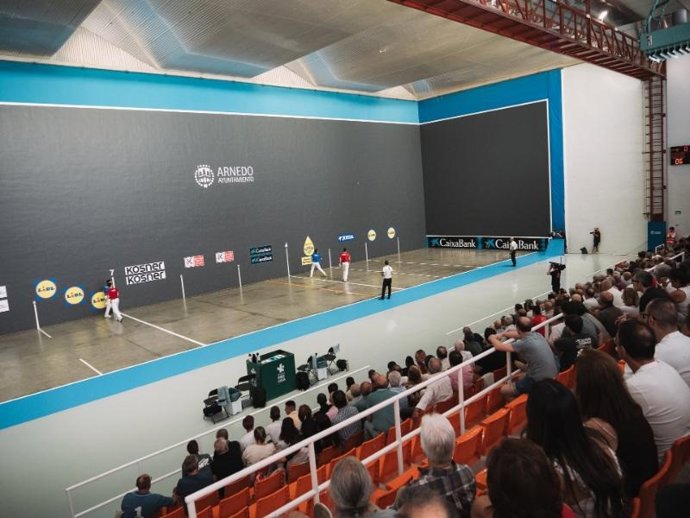 El Gobierno de La Rioja cofinancia la renovación del frontón corto de Arnedo, que estrena iluminación y una nueva imagen