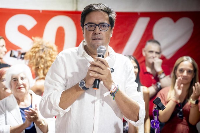 El candidato del PSOE a la Presidencia de la Comunidad de Madrid, Óscar López, interviene durante una visita a la caseta del PSOE instalada con motivo de las Fiestas Patronales de Móstoles