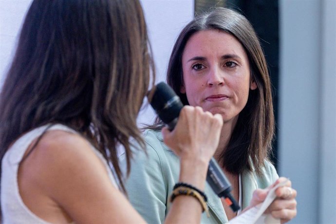 (I-D) La secretaria general de Podemos, Ione Belarra, la secretaria política de Podemos y eurodiputada, Irene Montero, durante el acto ‘Paz, casa, trabajo’ organizado por Podemos, en Espacio Larra, a 12 de septiembre de 2026, en Madrid (España). 