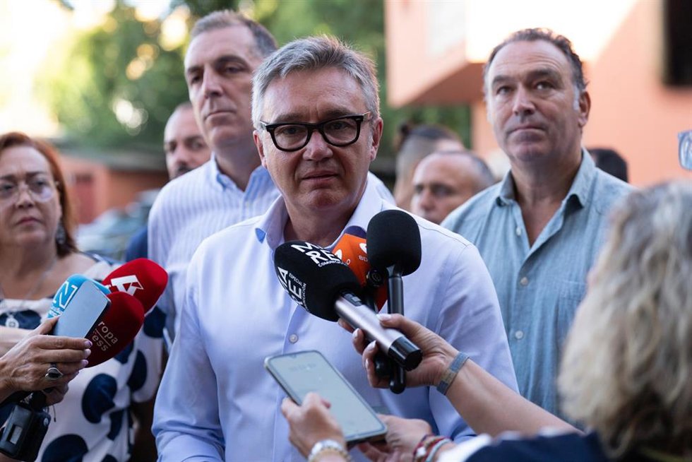 El vicepresidente segundo de la Junta de Andalucía, Manuel Gavira, atiende a los medios de comunicación tras una reunión con los representantes de las fuerzas de seguridad del Estado. (Foto de archivo). 