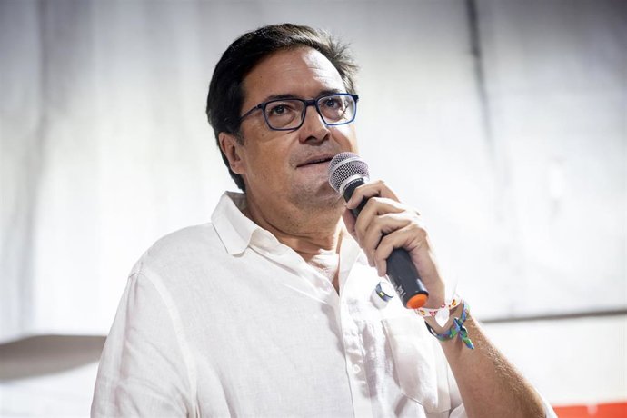 El candidato del PSOE a la Presidencia de la Comunidad de Madrid, Óscar López, interviene durante una visita a la caseta del PSOE instalada con motivo de las Fiestas Patronales de Móstoles