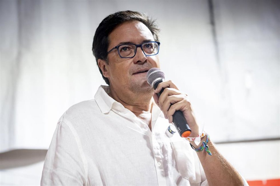 El candidato del PSOE a la Presidencia de la Comunidad de Madrid, Óscar López, interviene durante una visita a la caseta del PSOE instalada con motivo de las Fiestas Patronales de Móstoles