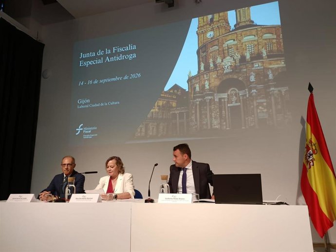 La fiscal jefa de la Fiscalía Especial Antidroga, Rosa Ana Morán Martínez, inaugura la Junta de Fiscales Delegados de la Fiscalía Especial Antidroga (FEAD), en Gijón, junto al consejero Guillermo Peláez y Gabriel Bernal (Fiscal Superior Asturias).