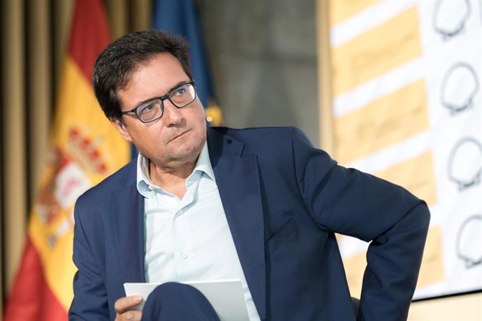 El ministro para la Transformación Digital y de la Función Pública, Óscar López, participa en un diálogo con el director del Festival Internacional de San Sebastián, José Luis Rebordinos, en el Ministerio para la Transformación Digital y de la Función Púb