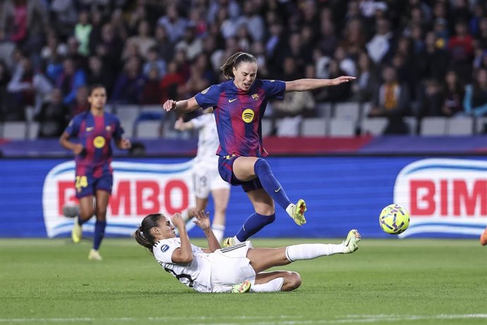 Archivo - Ewa Pajor (FC Barcelona) y Maëlle Lakrar (Real Madrid) pugnan por el balón durante el partido de Liga F disputado en el Estadi Olímpic Lluís Companys