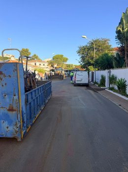 Retirada de arena tras la rotura de un tubería de agua en Matalascañas (Huelva).