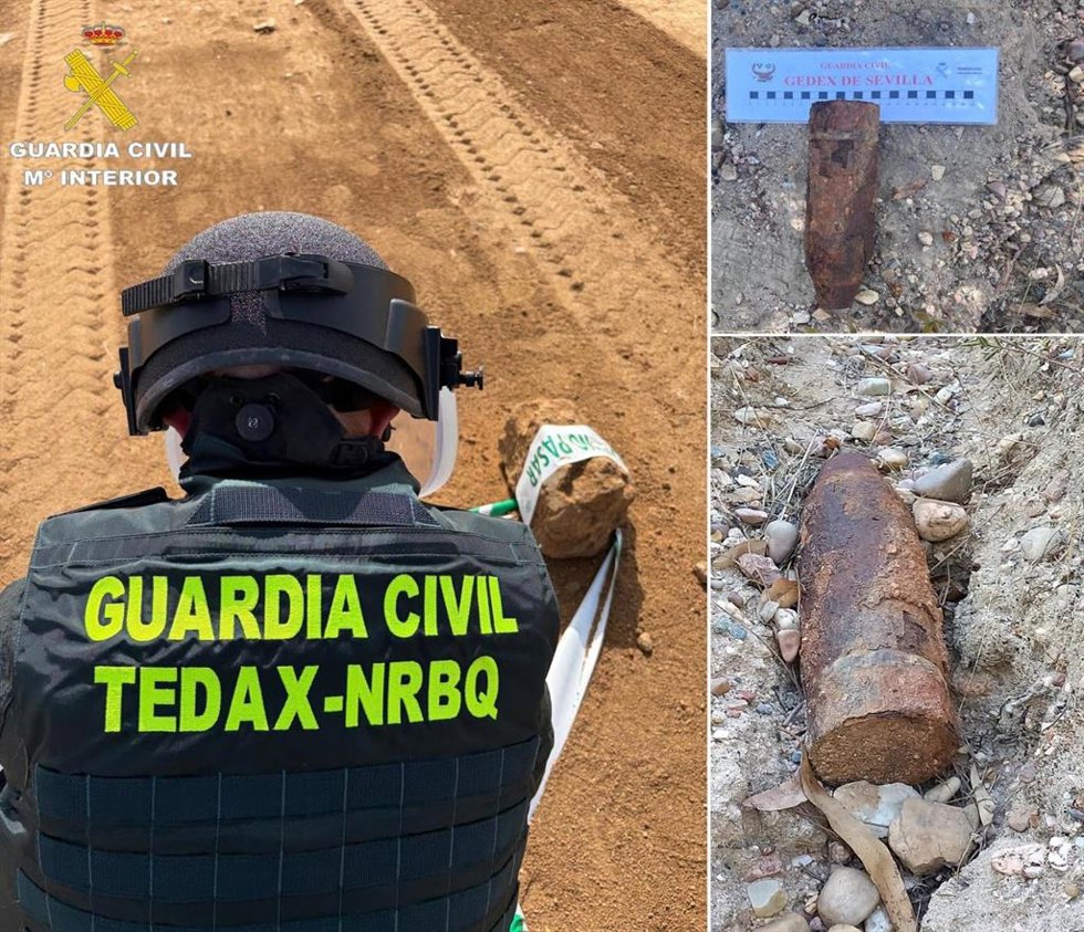 Agente de los Tedax de la Guardia Civil detonando un proyectil de la Guerra Civil